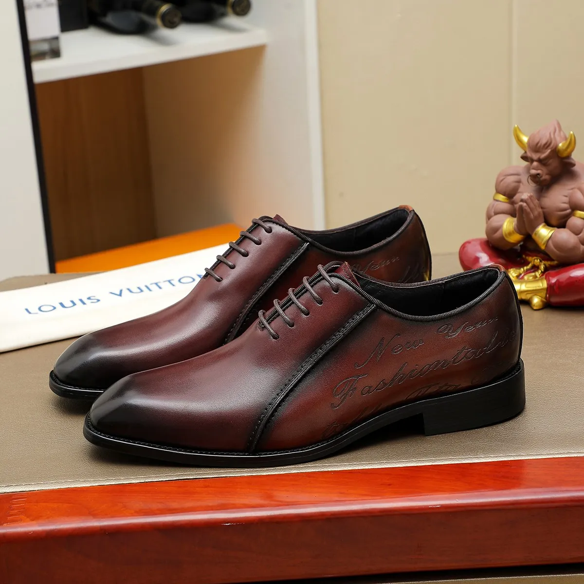 Men's shoes 💰620 💰 Louis Vuitton LV ® Autumn and Winter 🆕 models 🔛Full shoe counter First layer cowhide, 🐂leather lined casual shoes for men, super soft outsole, essential for driving. Counter synchronized original first layer cowhide completely 1:1 mold customization 🌹Top version, 2 colors available! Number: 38-45 (37.46. Customized)